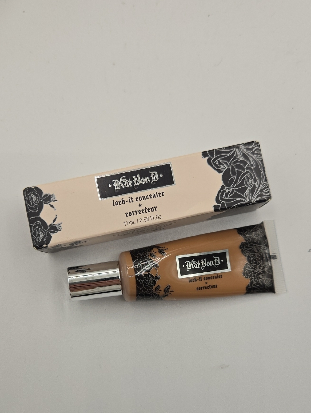 ONE Kat Von D Lock it Concealer - Waterproof Deep 34 BRAND NEW - ONE concealer